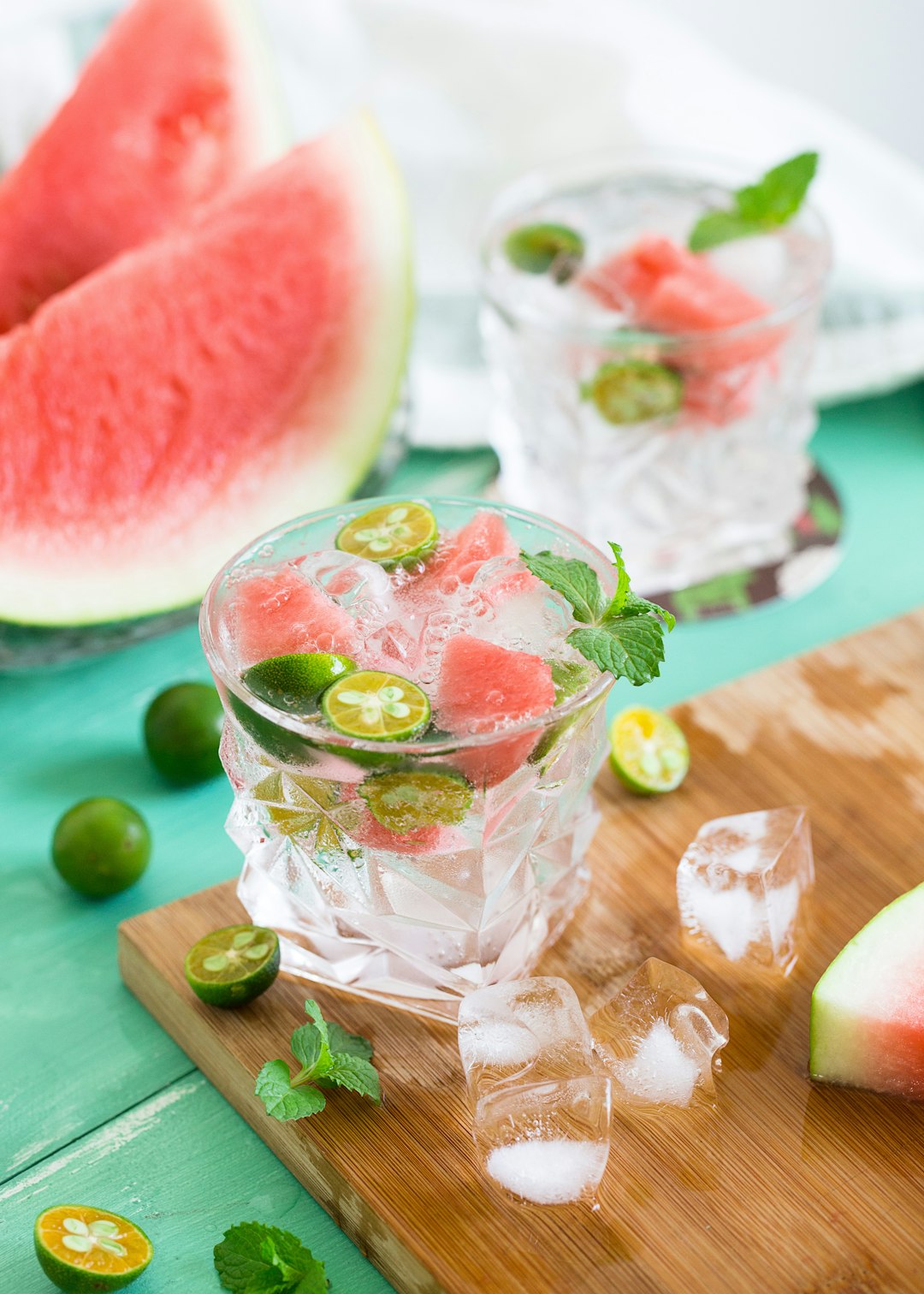 It is a wonderful thing to drink a cold drink in hot summer.
